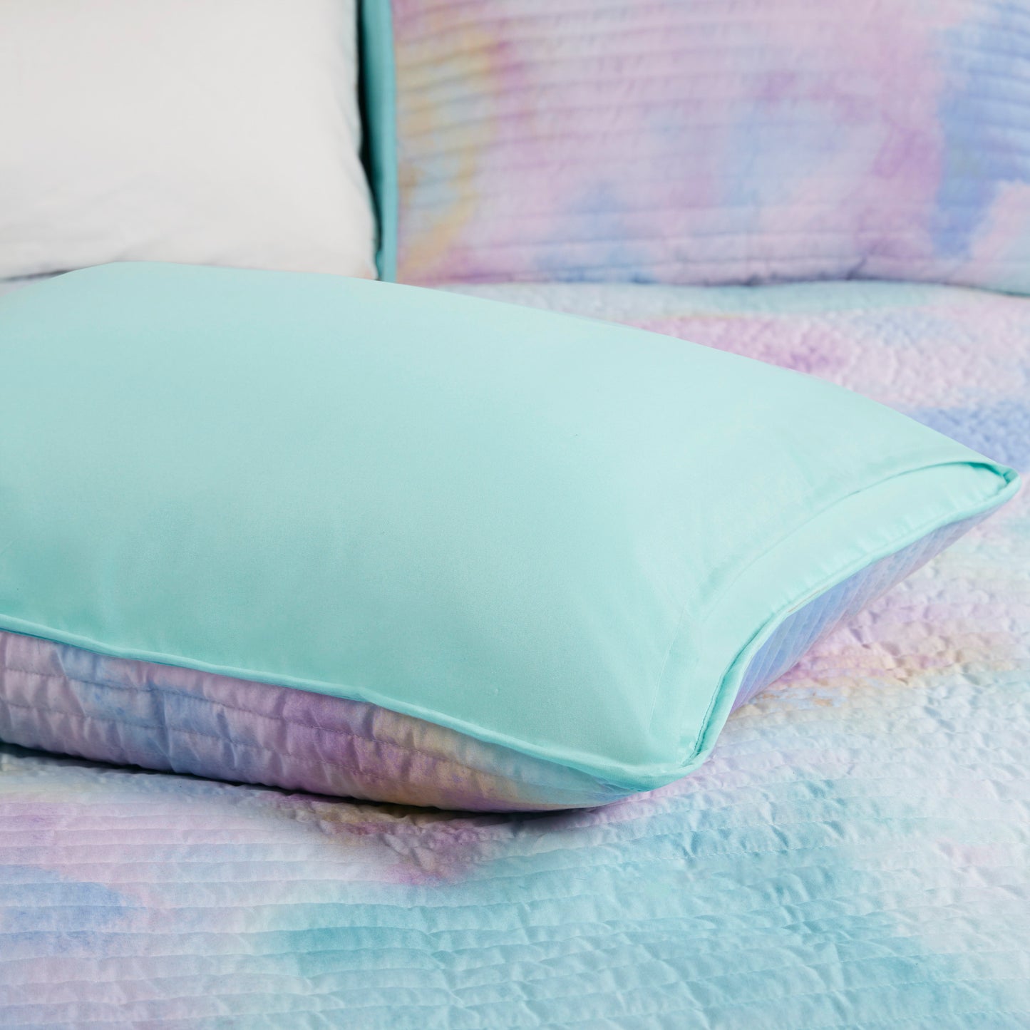 Intelligent Design Watercolor Tie Dye Printed Quilt Set with Throw Pillow