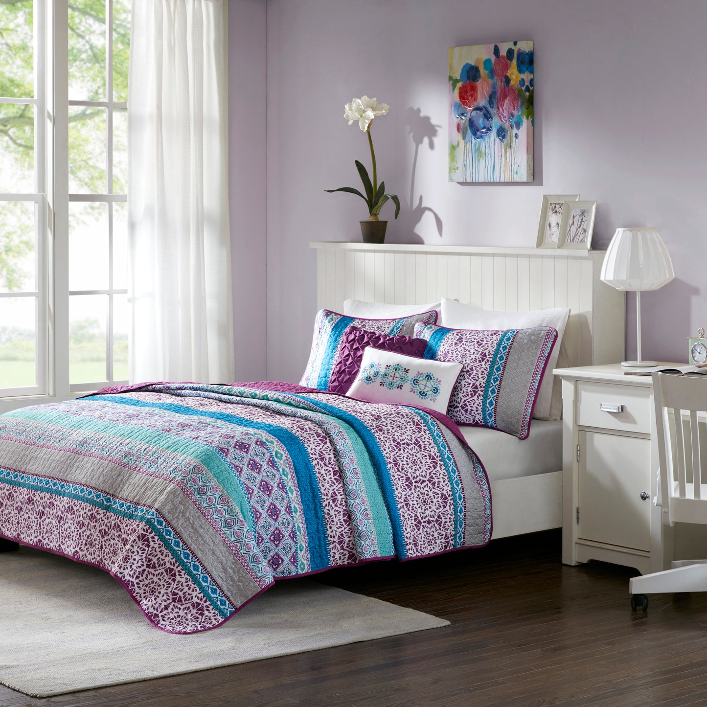 Intelligent Design Reversible Quilt Set with Throw Pillows