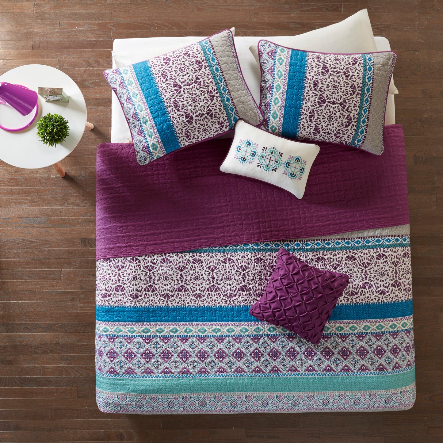 Intelligent Design Reversible Quilt Set with Throw Pillows