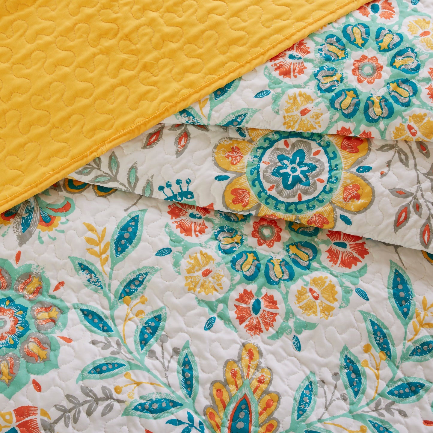 Intelligent Design Reversible Quilt Set with Throw Pillows