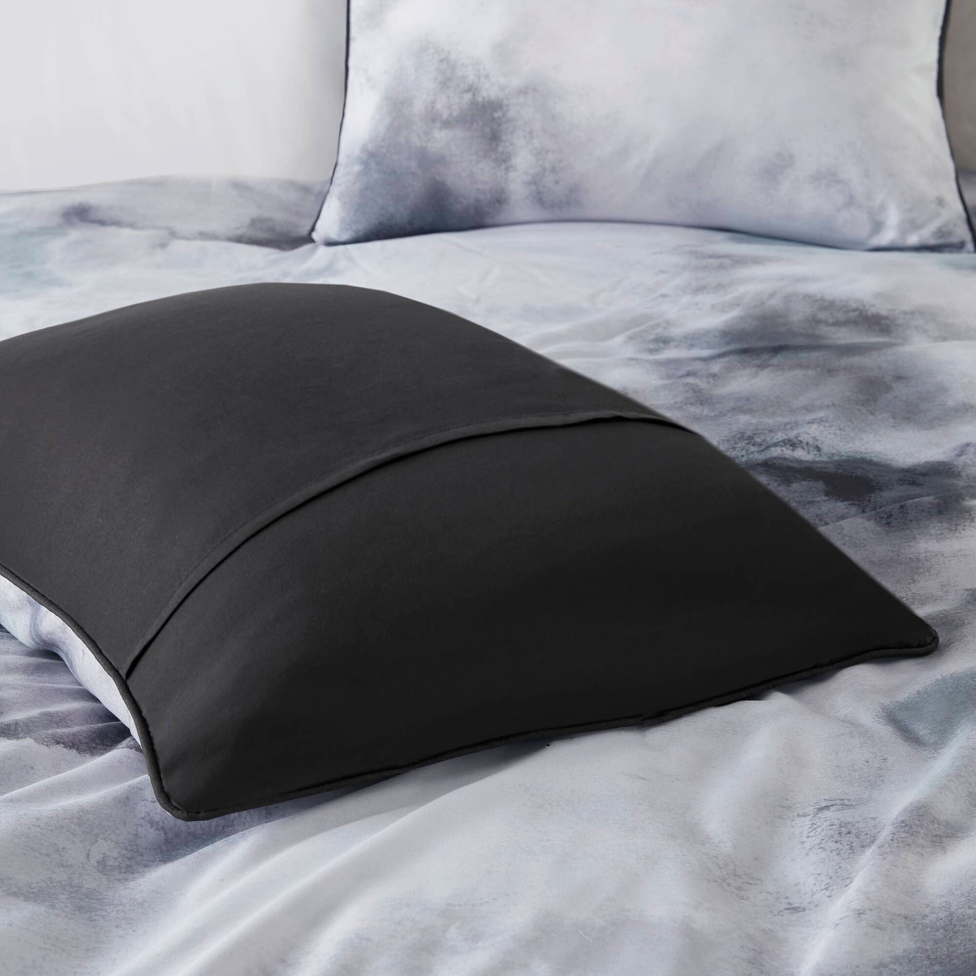 Intelligent Design Watercolor Tie Dye Printed Duvet Cover Set with Throw Pillow