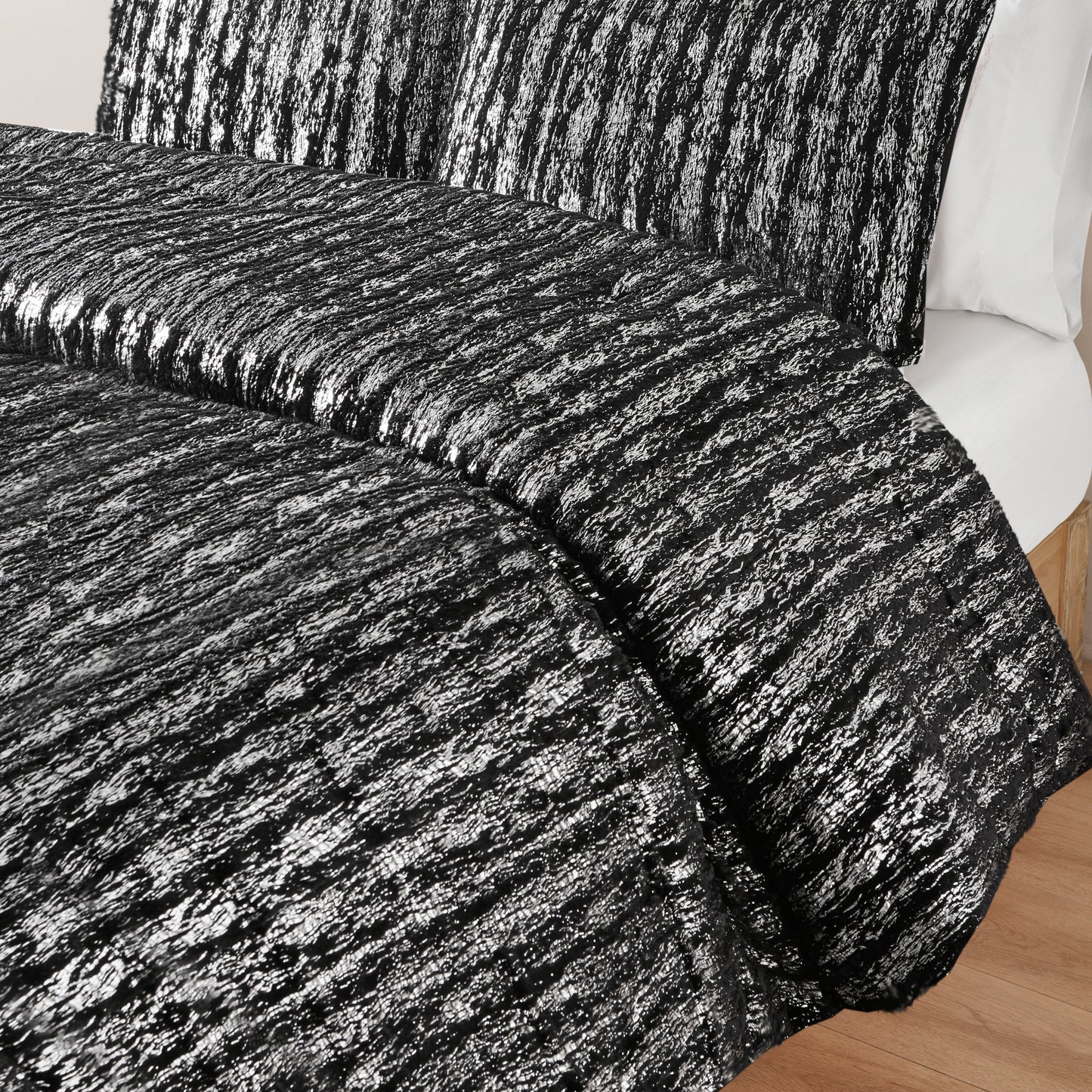 Intelligent Design Metallic Print Faux Fur Comforter Set