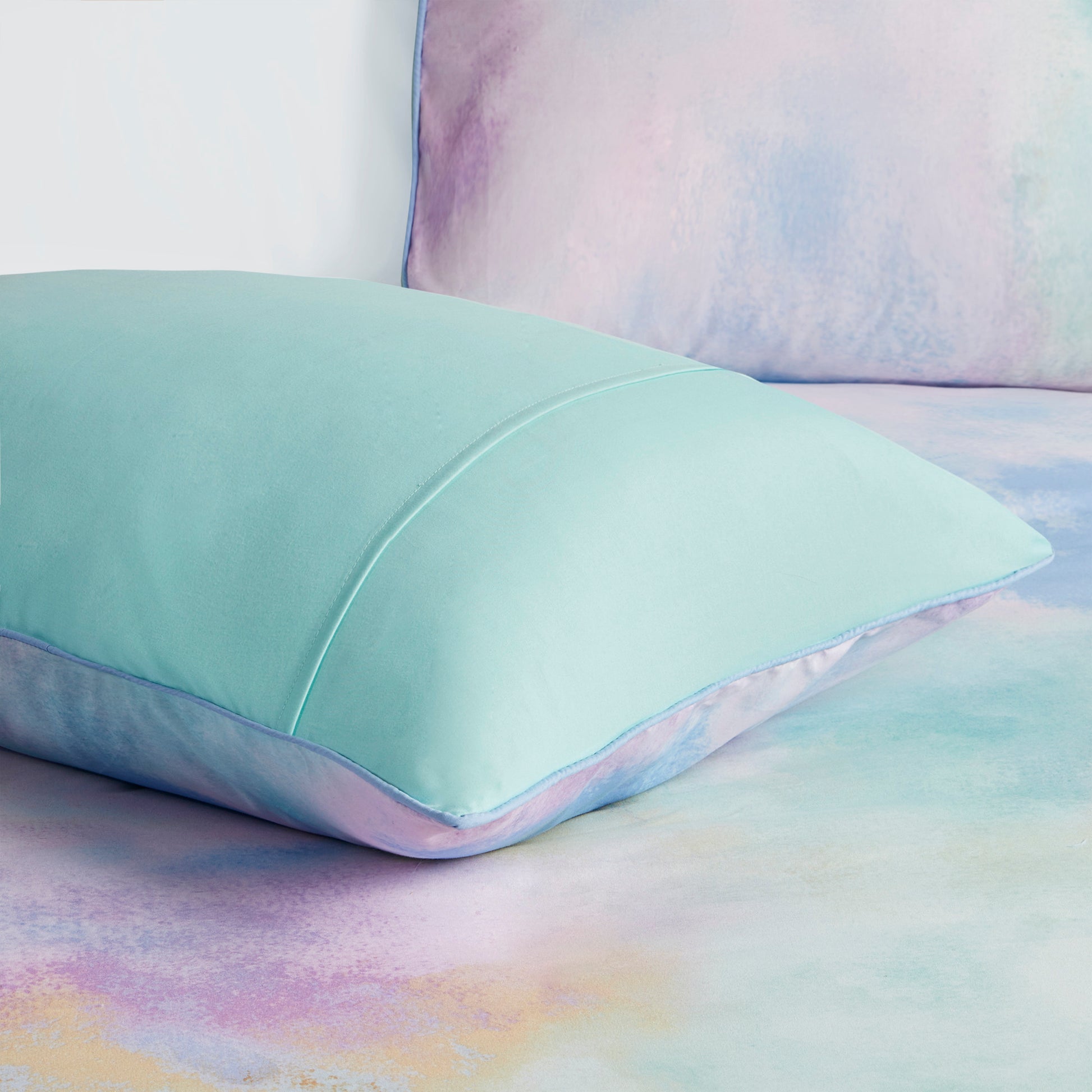 Intelligent Design Watercolor Tie Dye Printed Duvet Cover Set with Throw Pillow
