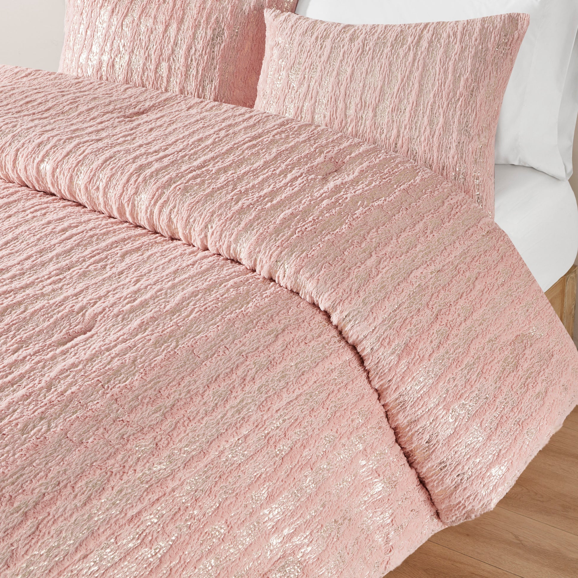 Intelligent Design Metallic Print Faux Fur Comforter Set