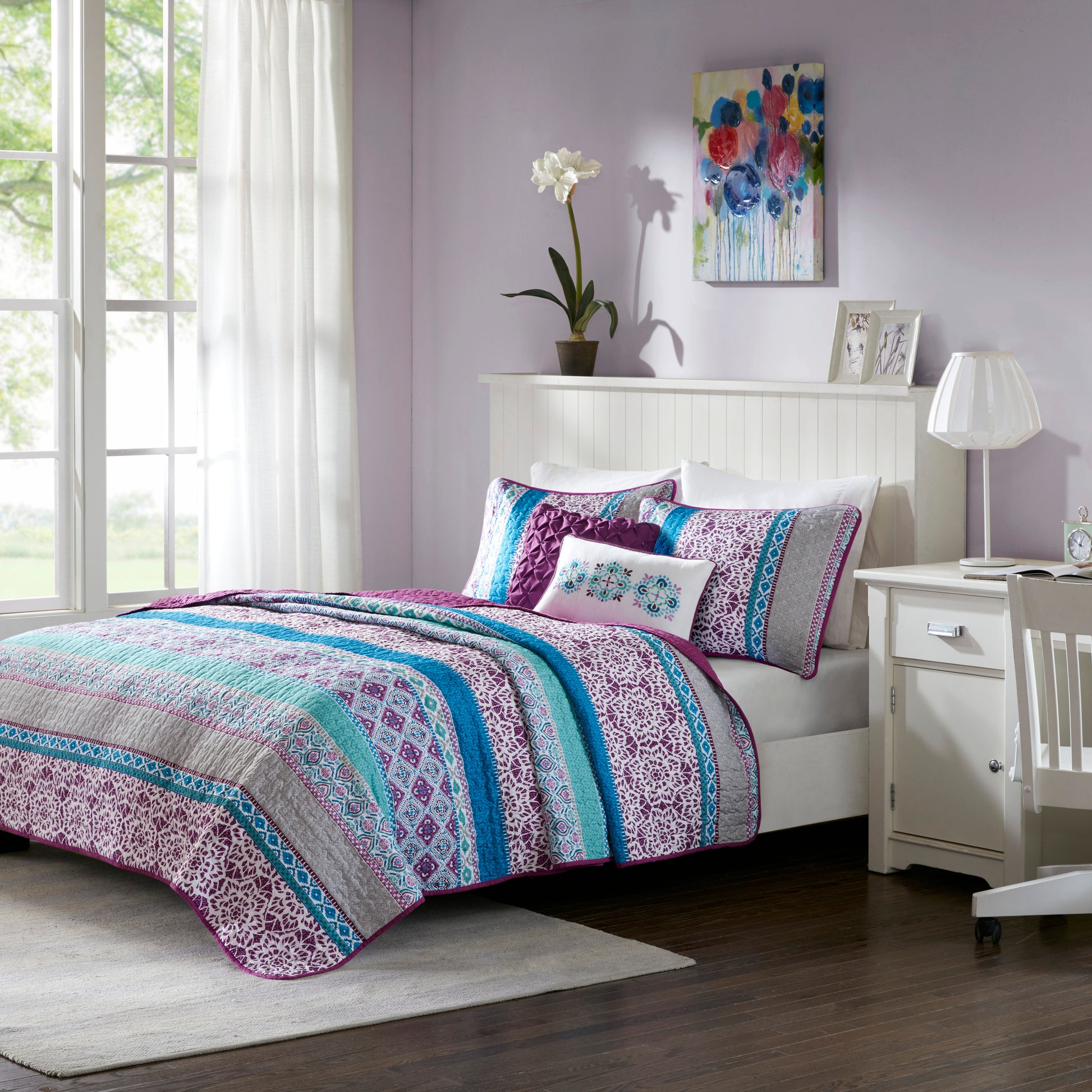 Intelligent Design Reversible Quilt Set with Throw Pillows