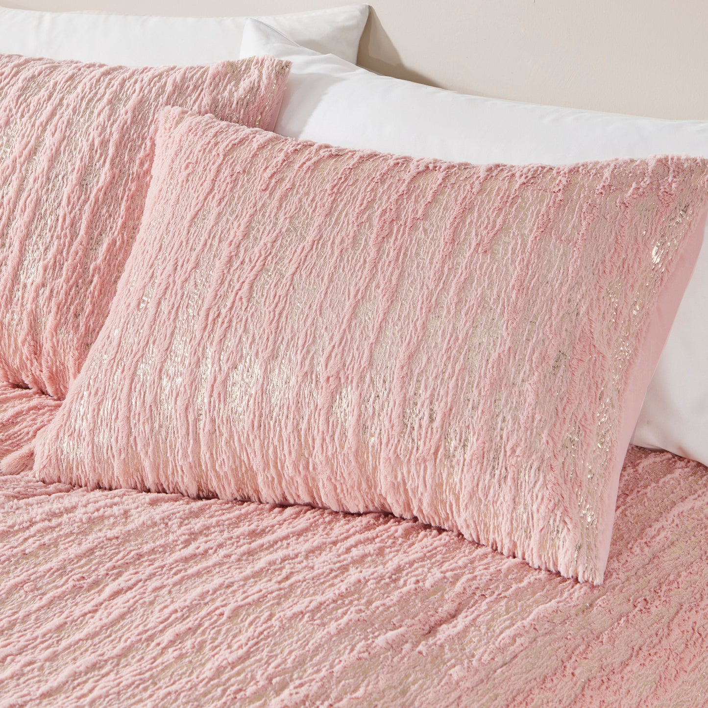 Intelligent Design Metallic Print Faux Fur Comforter Set