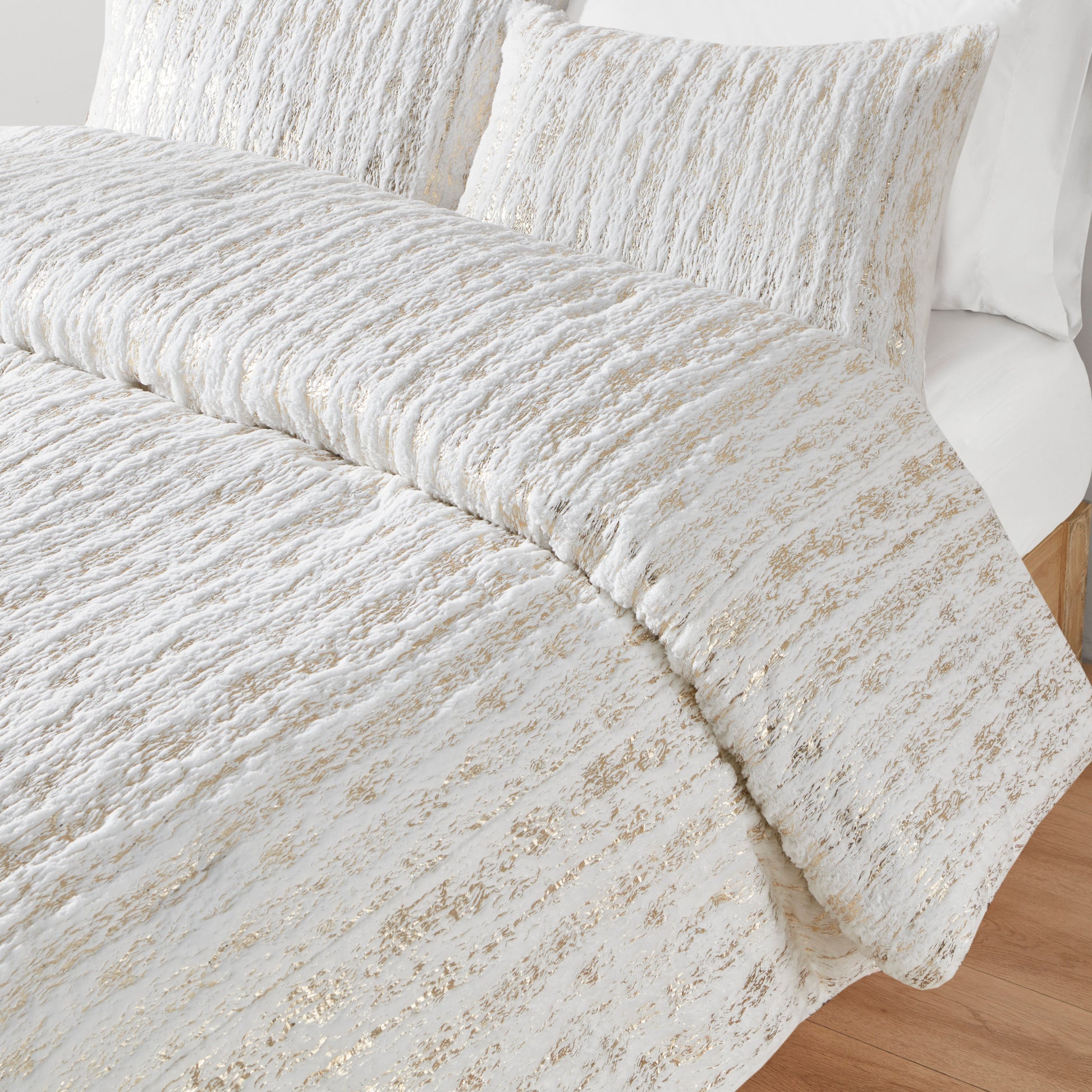Intelligent Design Metallic Print Faux Fur Comforter Set
