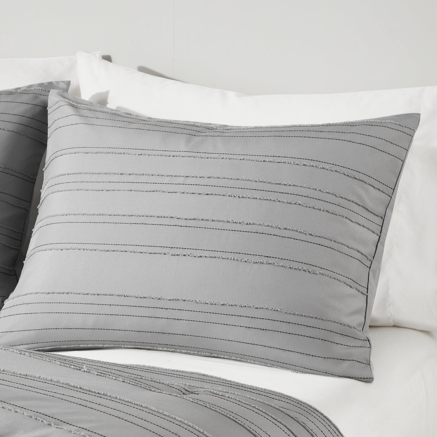 Intelligent Design Cationic Dyed Clip Jacquard Comforter Set with Throw Pillow
