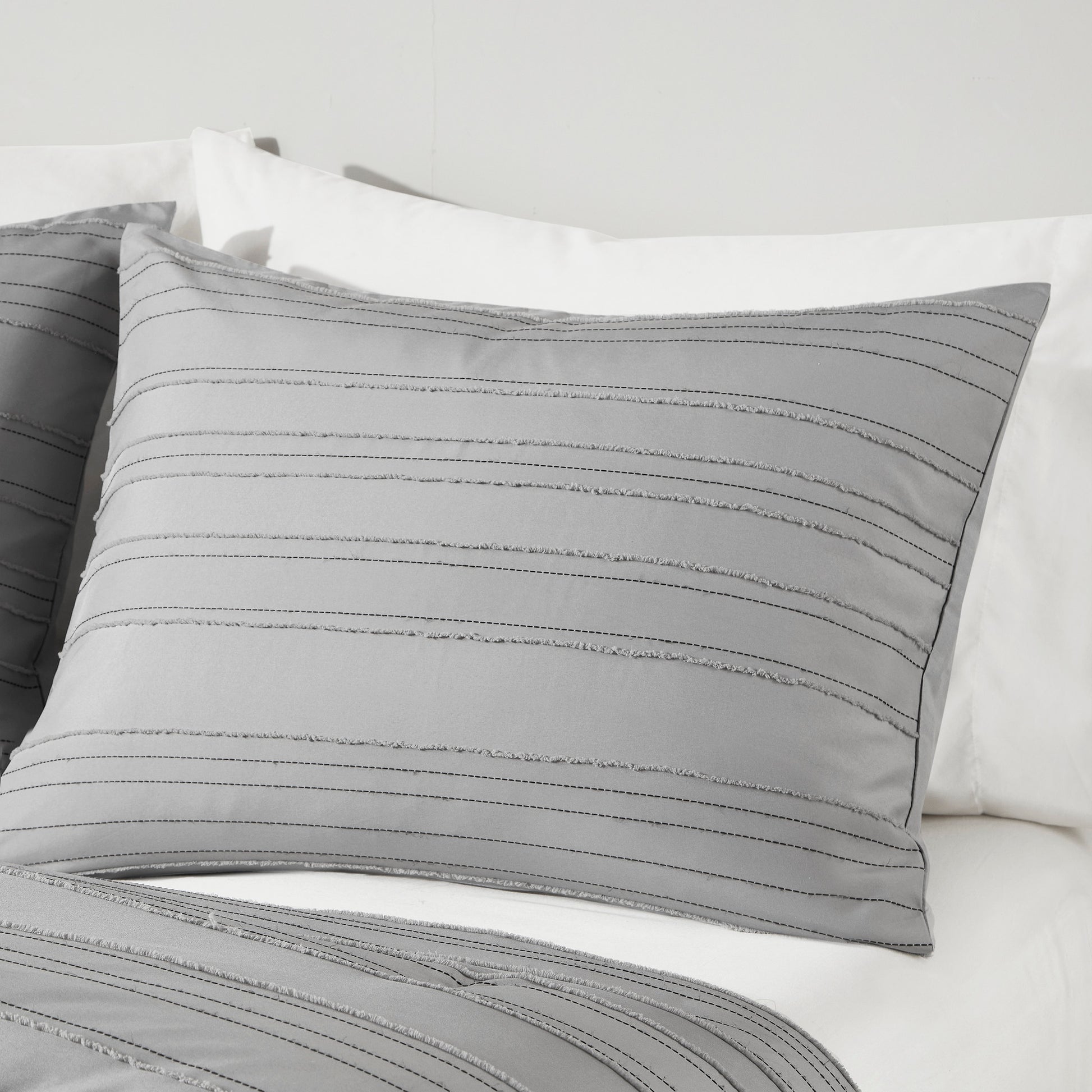 Intelligent Design Cationic Dyed Clip Jacquard Comforter Set with Throw Pillow