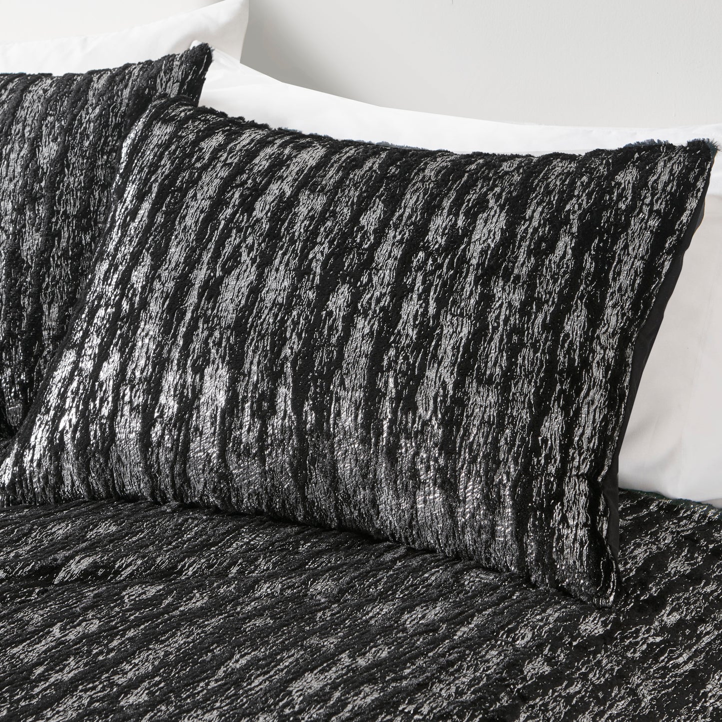 Intelligent Design Metallic Print Faux Fur Comforter Set