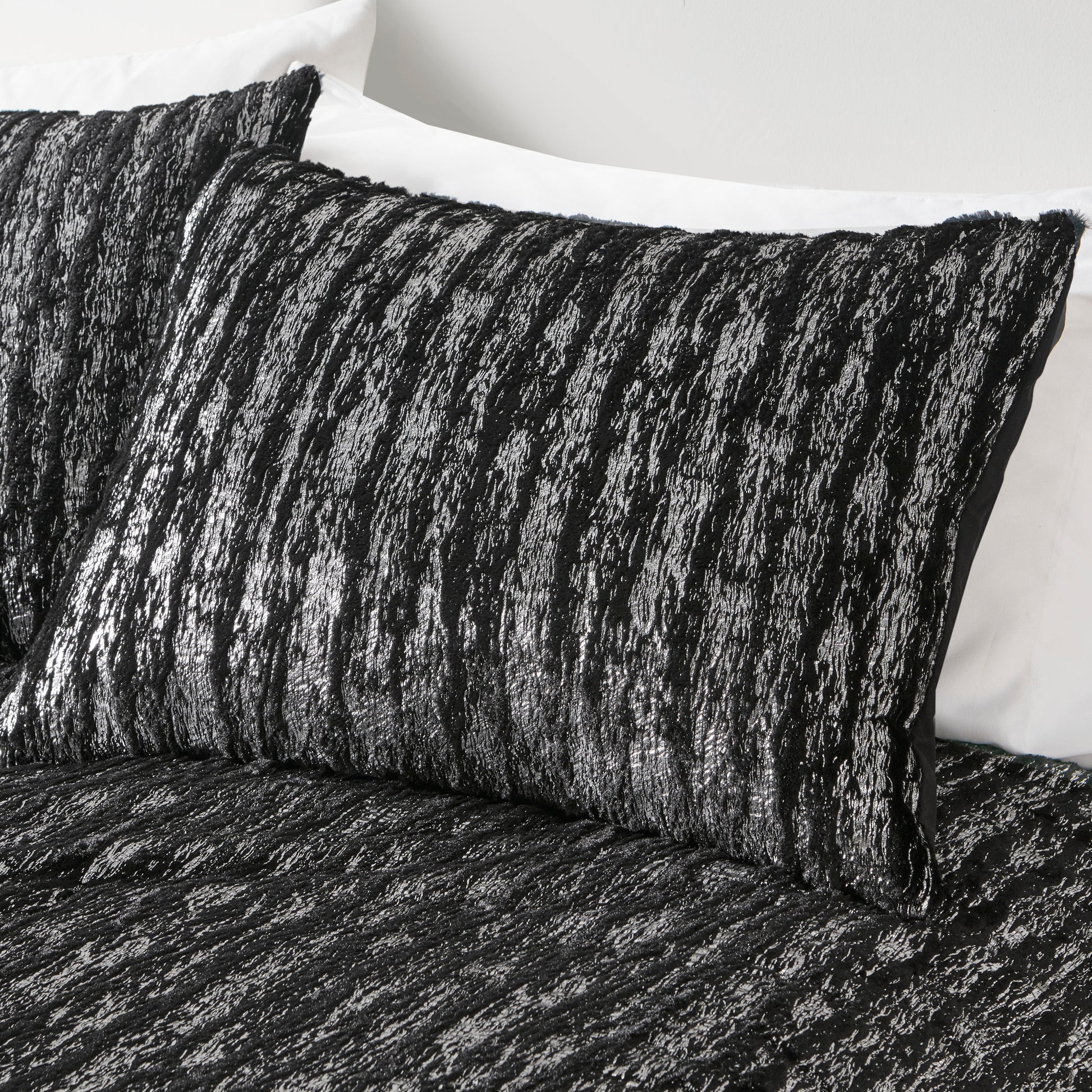 Intelligent Design Metallic Print Faux Fur Comforter Set