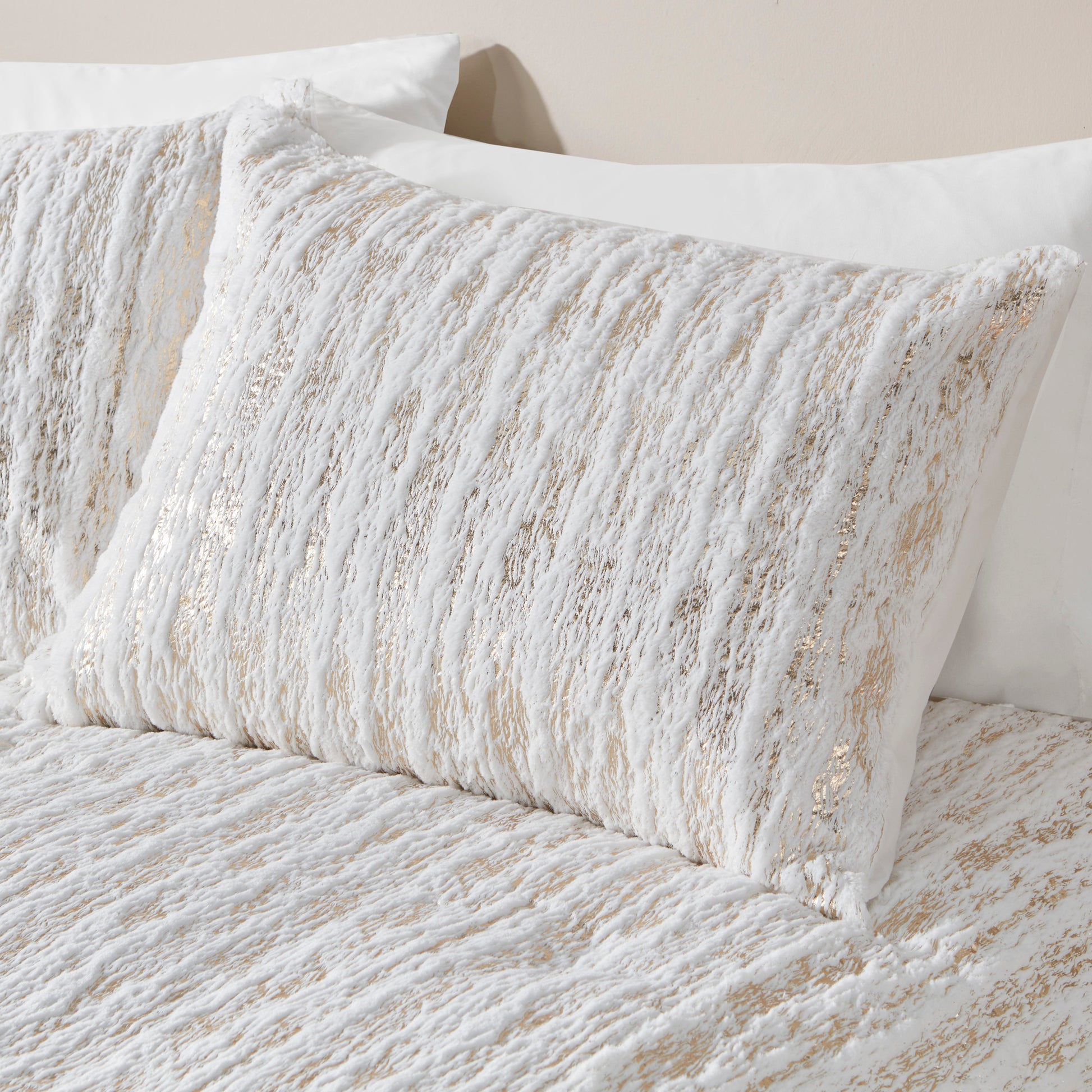 Intelligent Design Metallic Print Faux Fur Comforter Set