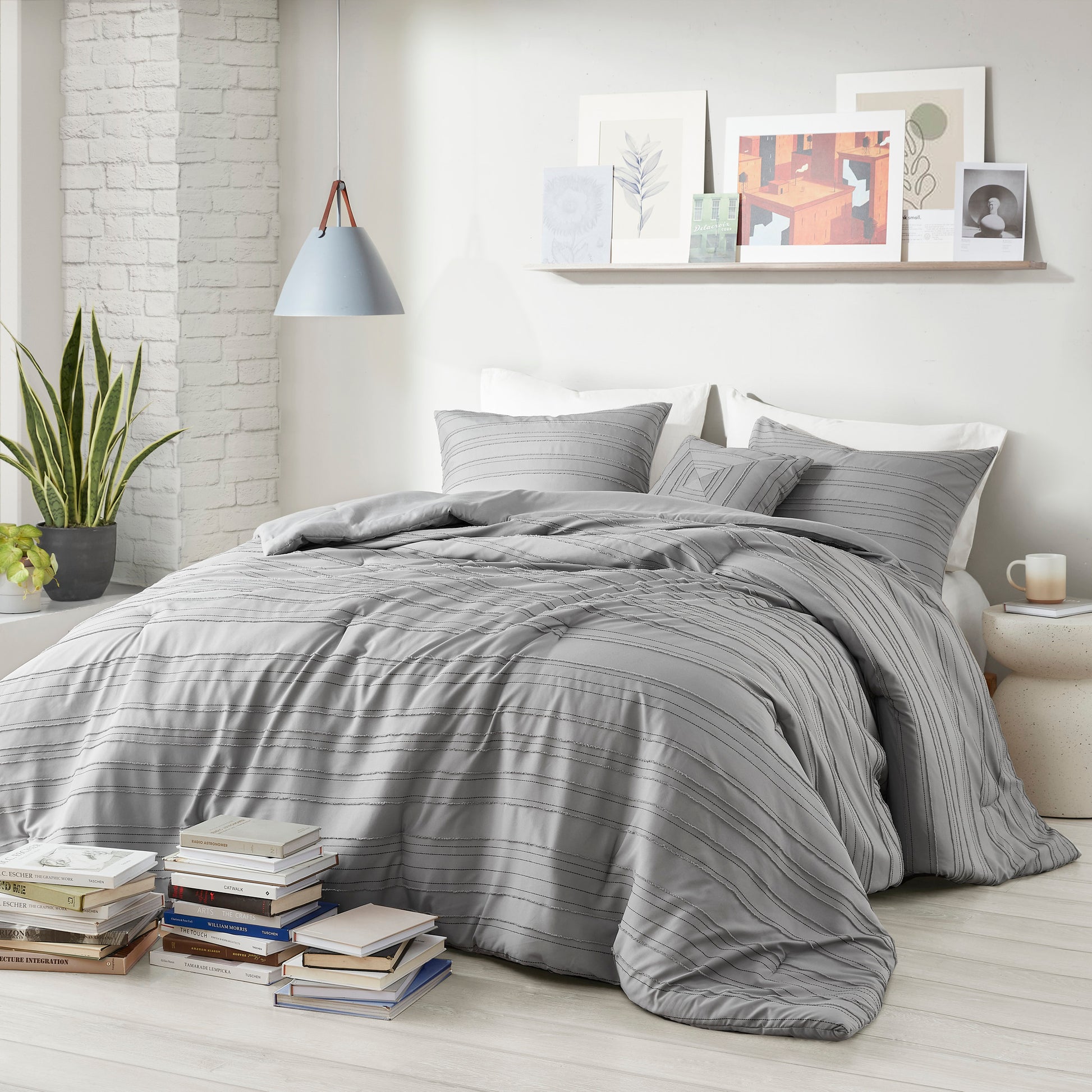 Intelligent Design Cationic Dyed Clip Jacquard Comforter Set with Throw Pillow