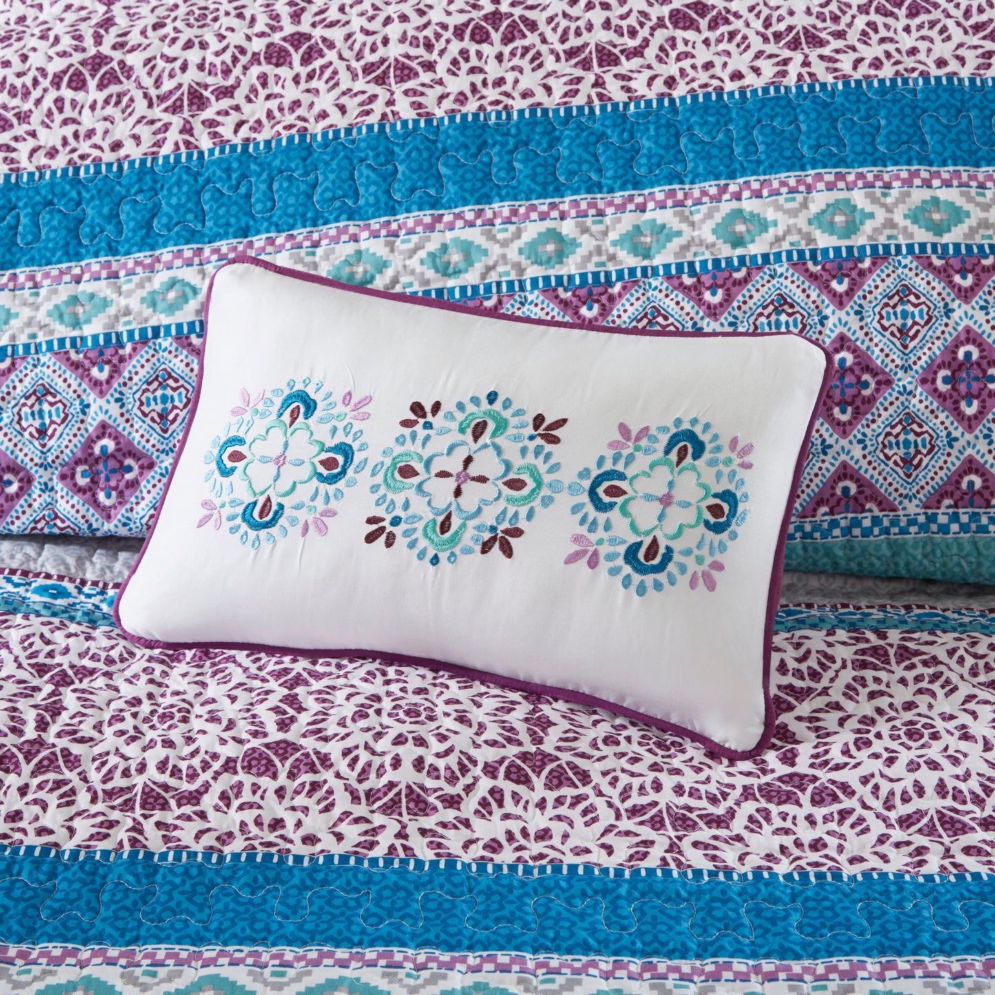 Intelligent Design Reversible Quilt Set with Throw Pillows